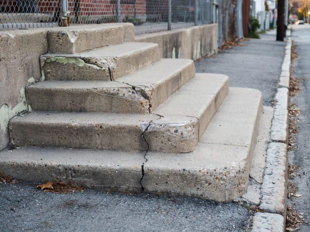 pęknięcia na betonowych stopniach