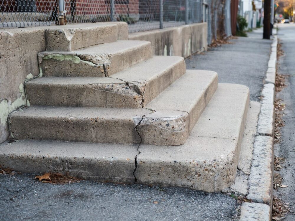 pęknięcia na betonowych stopniach