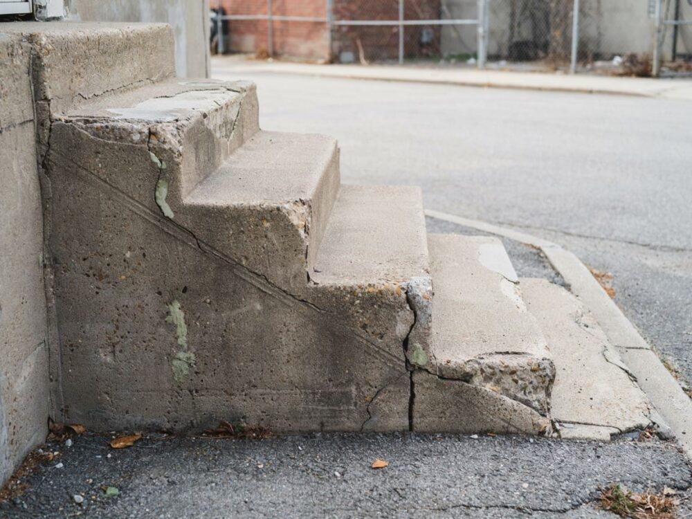 uszkodzona powierzchnia schodów betonowych