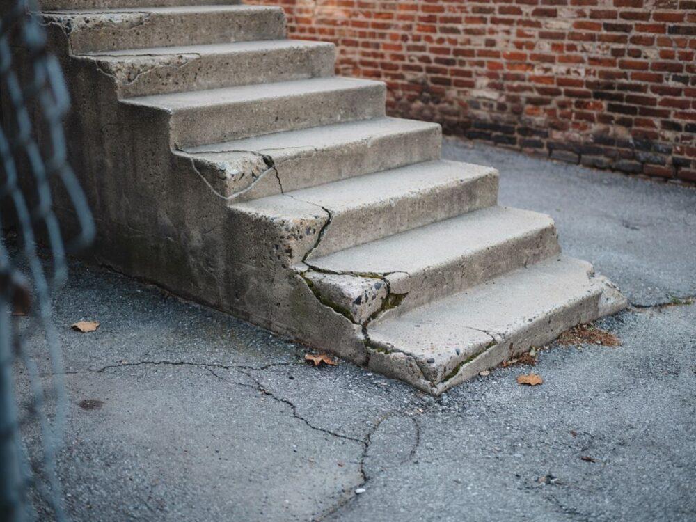 zniszczone schody betonowe na zewnątrz